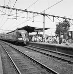 824747 Afbeelding van drukte met treinreizigers na aankomst van de Valkenburg Expres op het N.S.-station Valkenburg, ...